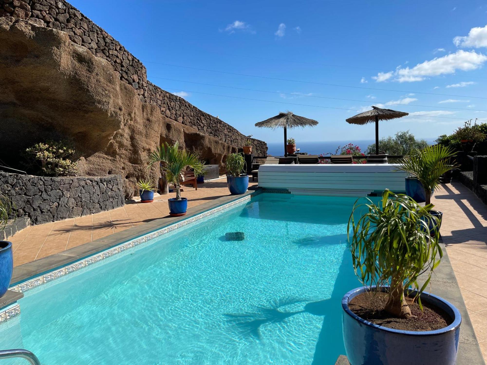 Vakantiehuis Castillo Lanzarote Winni - Luxury - Pet Friendly With Heated Pool *
